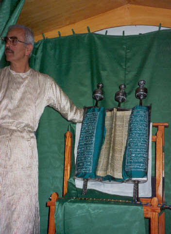 קובץ:Shomroni tora.jpg